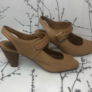 Clarks Sz. 7.5 Leather Heels